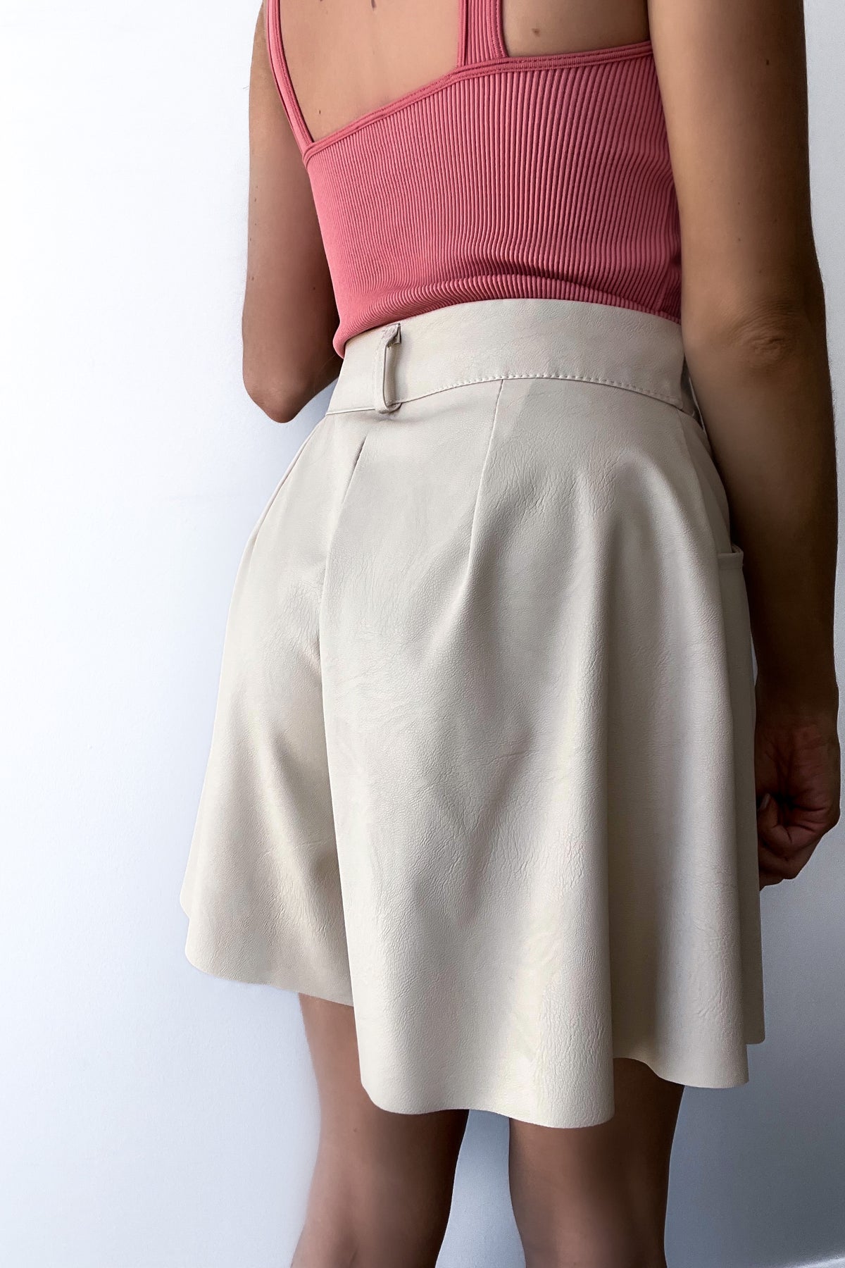 TUGGY - Beige Leather Short